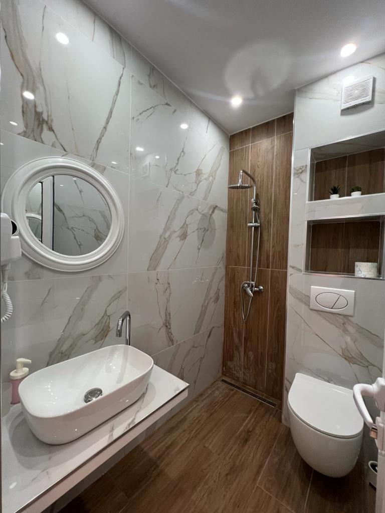 Apartments Sadiku With Sea View Sarandë エクステリア 写真