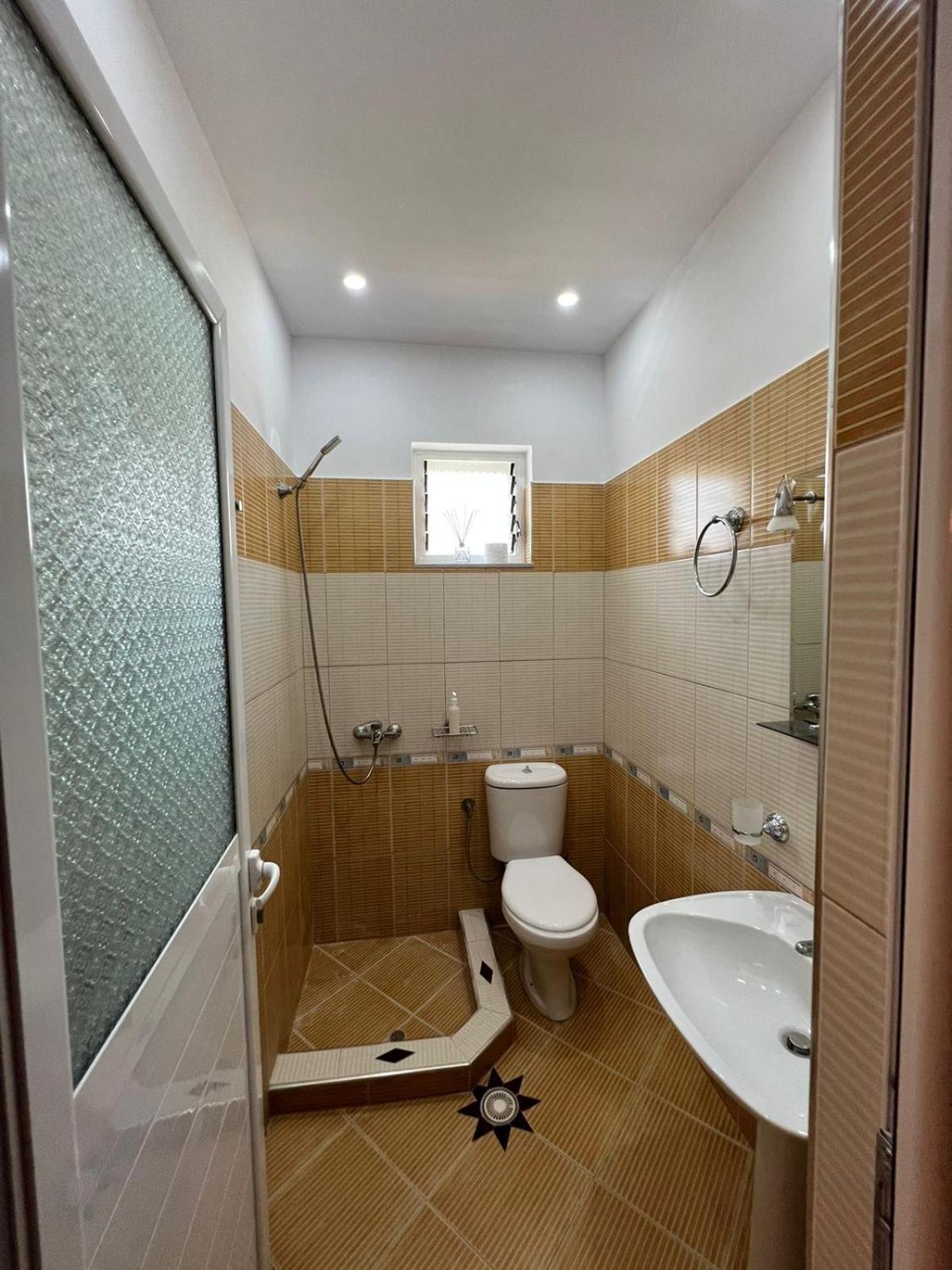 Apartments Sadiku With Sea View Sarandë エクステリア 写真